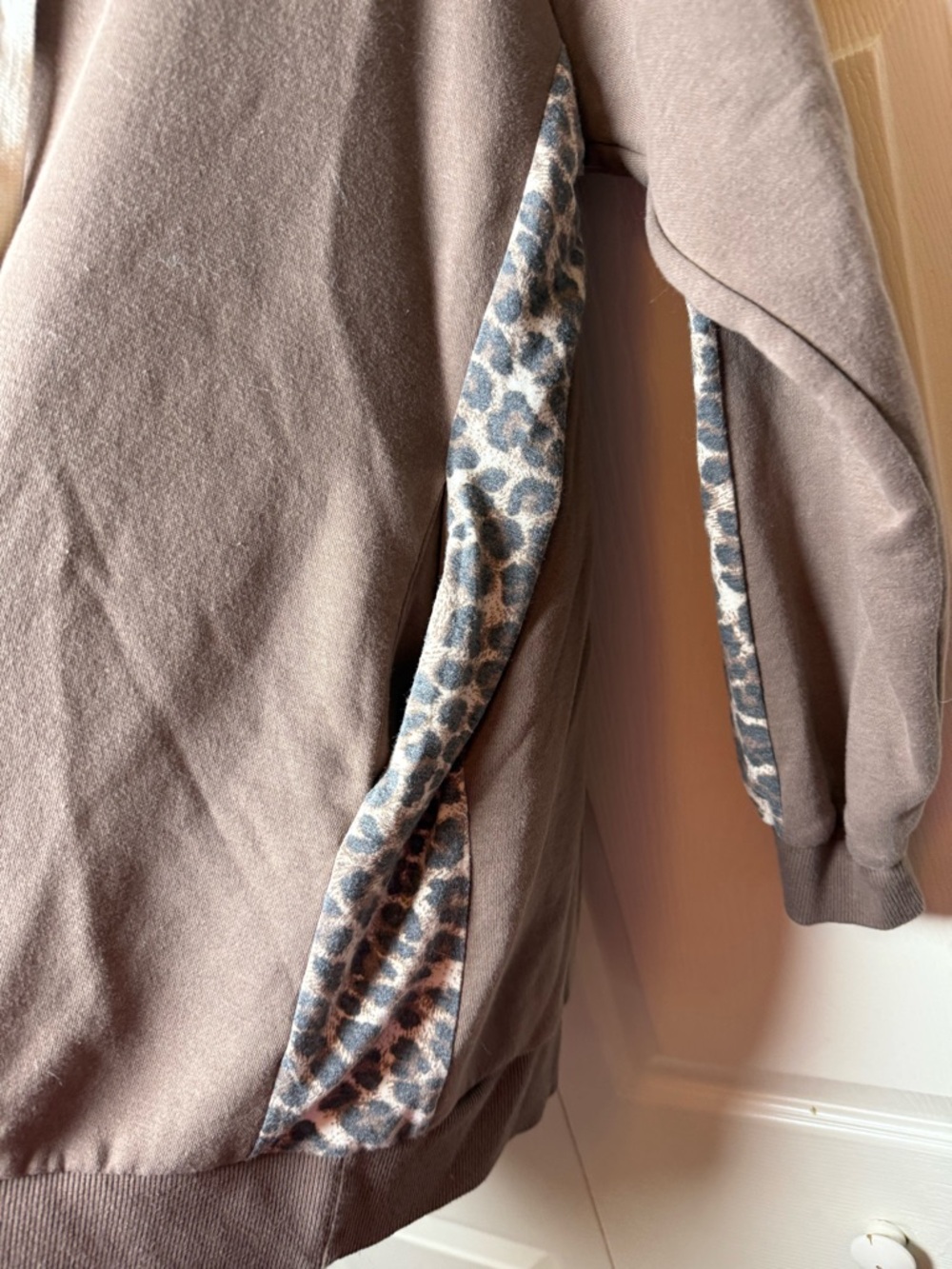Zenana Outfitters contrast leopard print longline hoodie sweatshirt - Picture 4 of 6